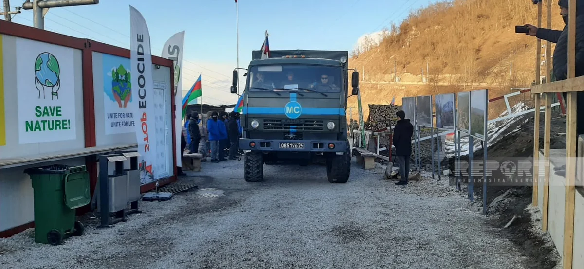 По дороге Ханкенди - Лачын беспрепятственно проехали 58 автомобилей российских миротворцев