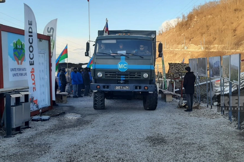 По дороге Ханкенди - Лачын беспрепятственно проехали 58 автомобилей российских миротворцев