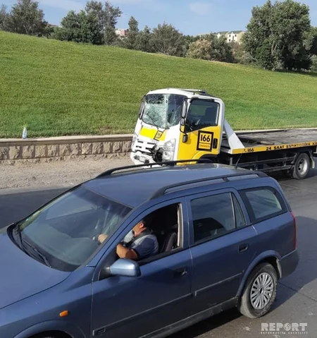 Bakıda sərnişin avtobusu evakuatorla toqquşub, 4 qadın xəsarət alıb - FOTO