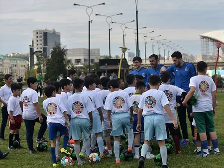 Azərbaycan millisinin futbolçuları uşaqlara master-klass keçiblər
