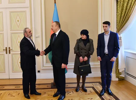 Prezident İlham Əliyev Azərbaycanın Milli Qəhrəmanı medalını şəhid Çingiz Qurbanovun atasına təqdim edib - YENİLƏNİB