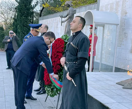 Azərbaycan Müdafiə Nazirliyinin nümayəndə heyəti Tbilisidə Heydər Əliyevin abidəsini ziyarət edib