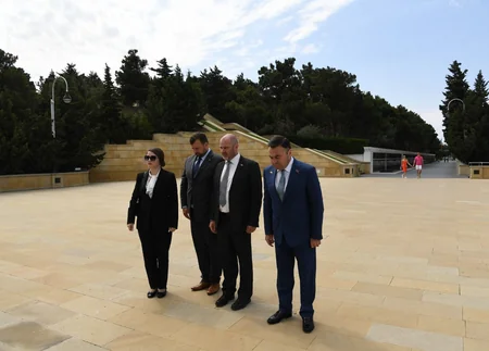 Çexiyalı parlamentarilər Ulu Öndərin məzarını və Şəhidlər xiyabanını ziyarət edib
