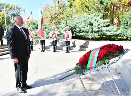 İlham Əliyev Sofiyada naməlum əsgərin məzarını ziyarət edib