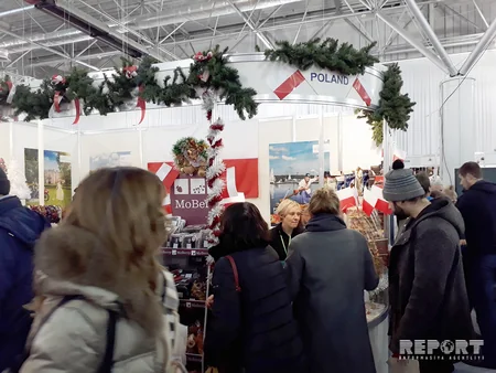 Moldovan president visits Azerbaijani stand at Christmas Charity Fair