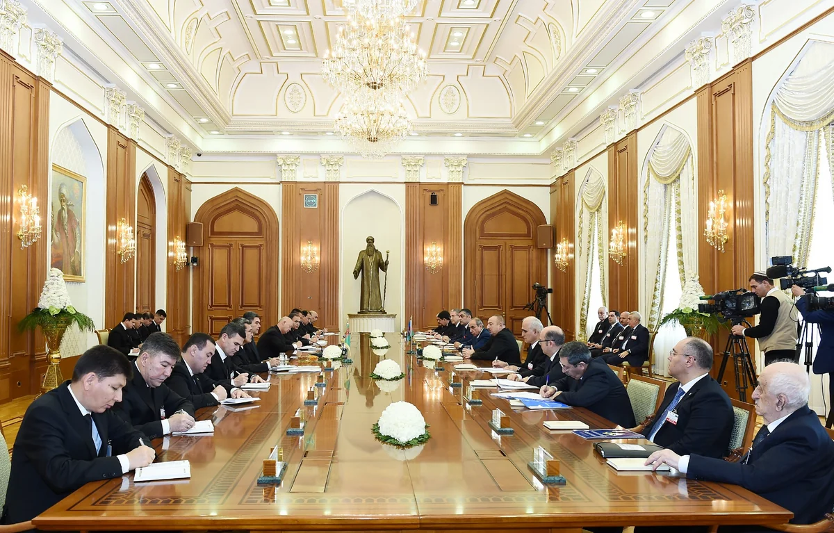 Azerbaijani, Turkmen presidents hold expanded meeting