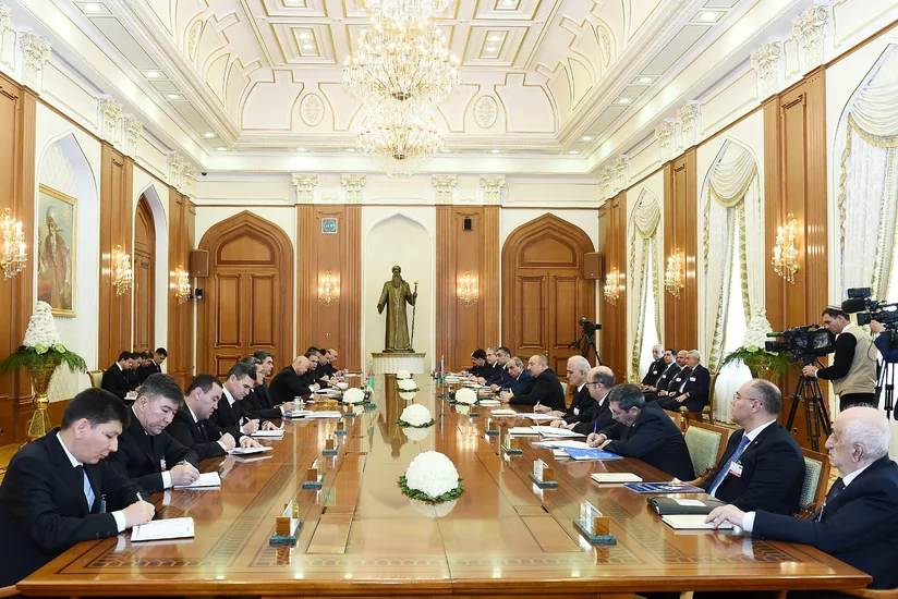 Azerbaijani, Turkmen presidents hold expanded meeting