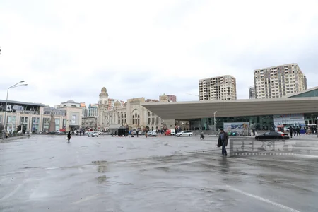 Avtomobilsiz 28 May metrostansiyası və dəmiryolu vağzalının qarşısı - FOTOREPORTAJ