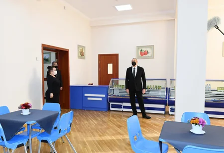 Prezident Bakıda yeni tikilən iki məktəbdə yaradılan şəraitlə tanış olub