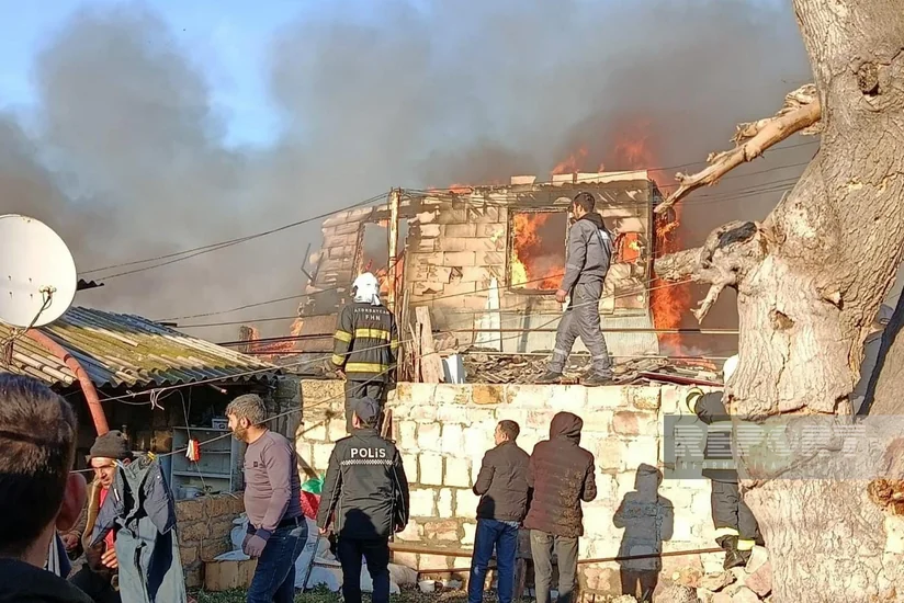 В Гяндже огонь из жилого дома перекинулся на более чем 10 квартир