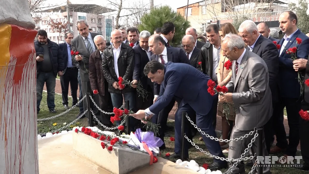 İzmirdə Xocalı faciəsinin qurbanları yad edilib - FOTO