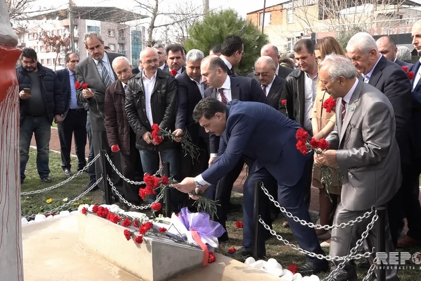 İzmirdə Xocalı faciəsinin qurbanları yad edilib - FOTO