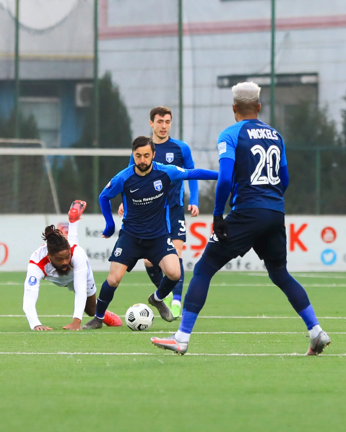 Sabahın futbolçusunun beyni silkələnib