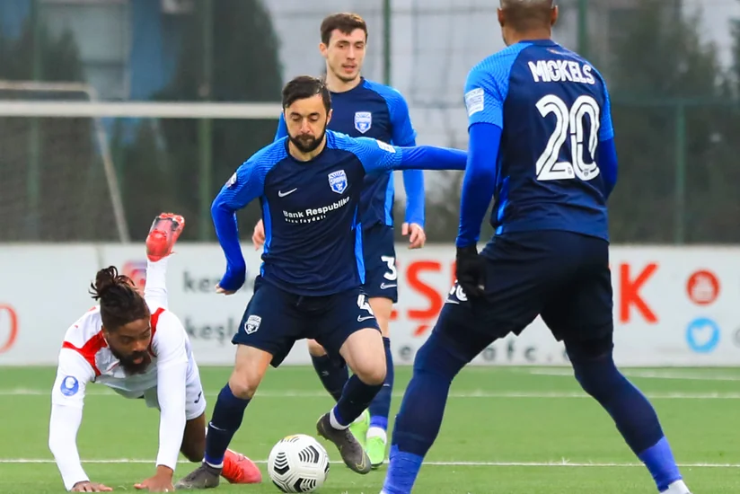 Sabahın futbolçusunun beyni silkələnib