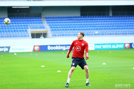 Ryan Giggs carries door during training at Bakcell Arena