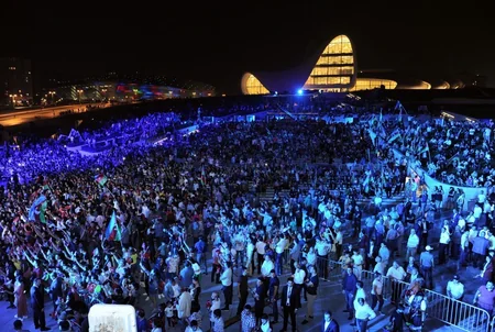 Heydər Əliyev Mərkəzinin parkında Bakının azad edilməsinin 100 illiyi münasibəti ilə konsert olub