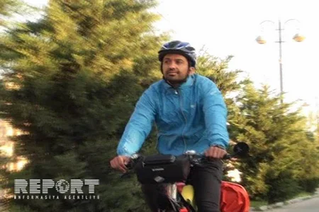 Hindistanlı velosipedçi dünya turu çərçivəsində Azərbaycana gəlib - FOTO