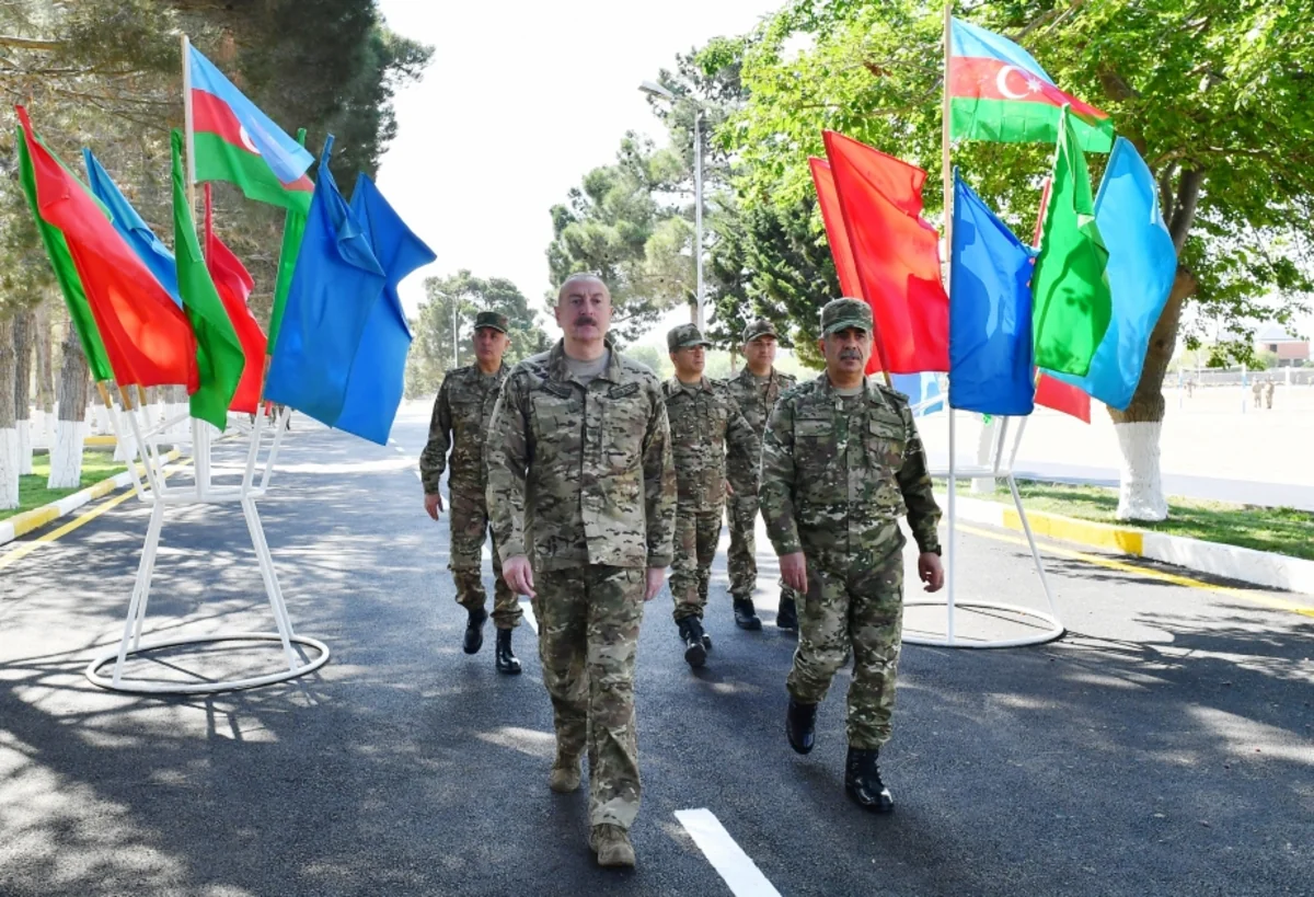 İlham Əliyev MN-in komando hərbi hissələrinin birində yaradılan şəraitlə tanış olub, hərbi hissəyə Döyüş bayrağını təqdim edib
