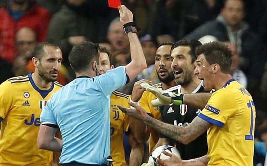 Canluici Buffon Çempionlar Liqasında ilk dəfə qırmızı vərəqə alıb