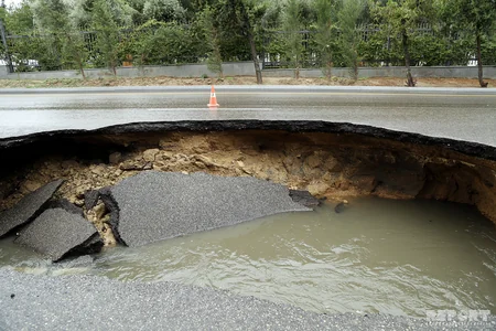 Bakıda kanalizasiya xətti partladı, “Azəravtoyol”un çəkdiyi yol çökdü - FOTO