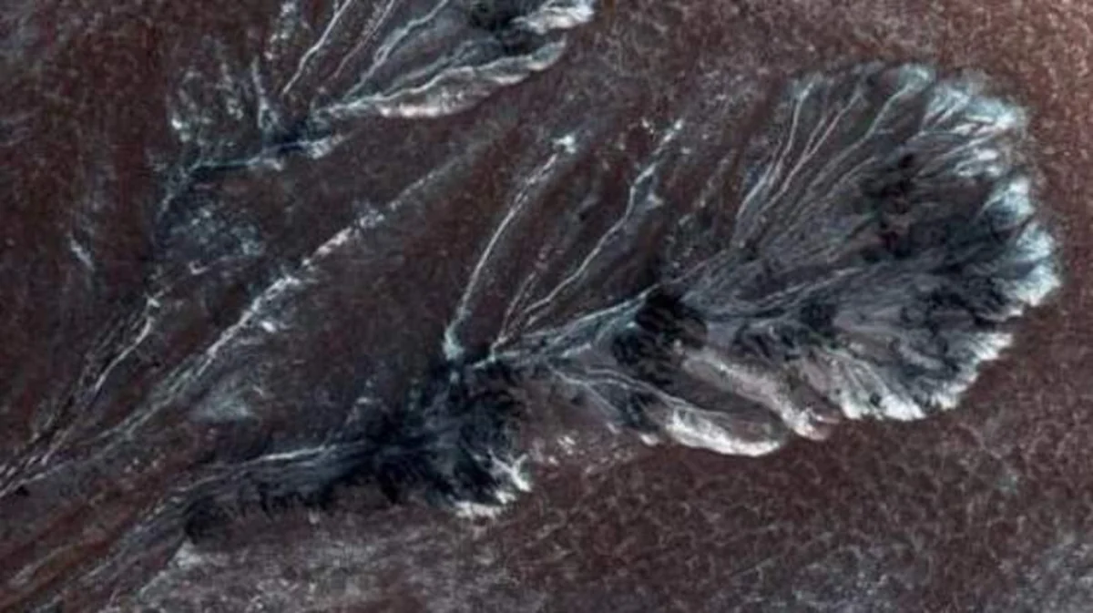 NASA сфотографировало лёд на Марсе