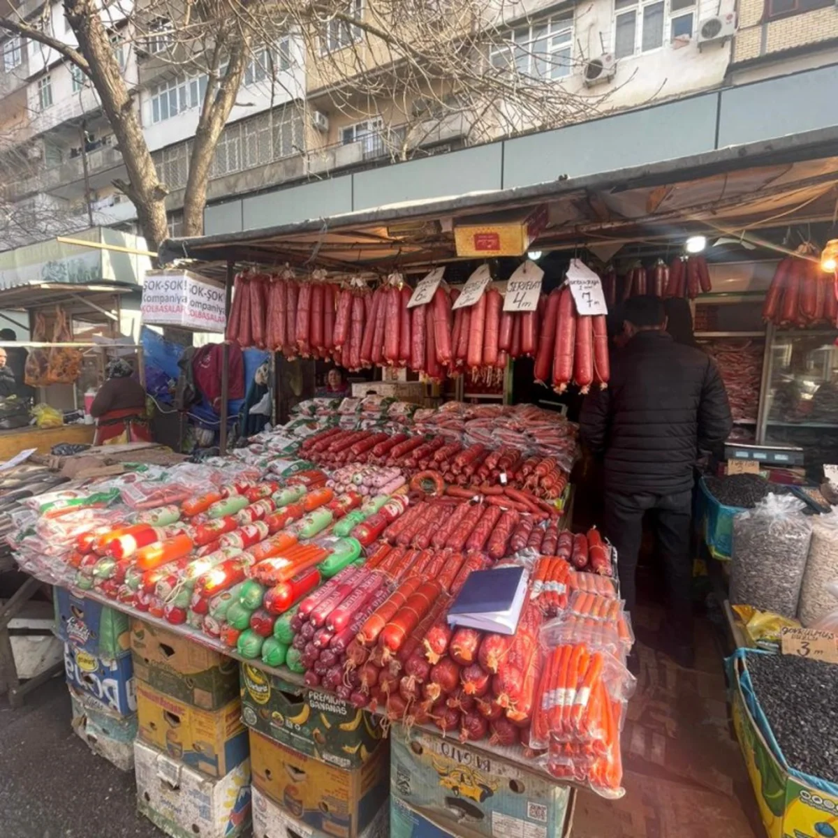 8-ci km bazarında keyfiyyətsiz kolbasalar aşkarlanıb