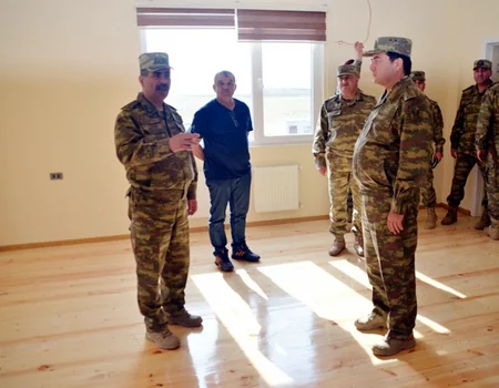 Müdafiə naziri cəbhəboyu zonada yeni tikilən hərbi şəhərcikdəki inşa işlərinin gedişatını yoxlayıb