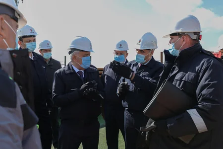 SOCAR rəhbərliyi “Günəşli” yatağında təmir olunmuş dəniz özülünə səfər edib