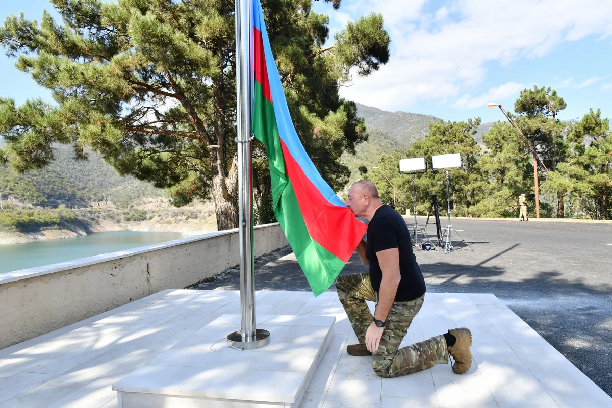 Prezident İlham Əliyev Sərsəng su anbarının ərazisində Azərbaycanın Dövlət Bayrağını ucaldıb YENİLƏNİB