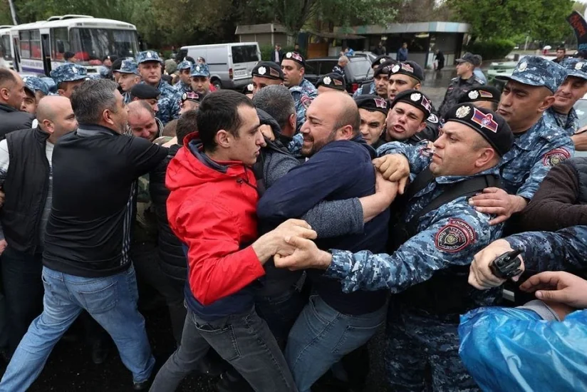 Ermənistanda müəllim və şagirdlər yolu bağlayaraq etiraz aksiyası keçiriblər