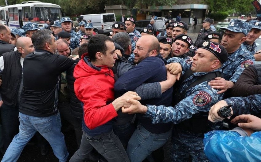 Ermənistanda müəllim və şagirdlər yolu bağlayaraq etiraz aksiyası keçiriblər
