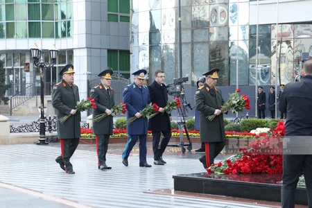 Представители Минобороны и ГПС посетили памятник Крик матери