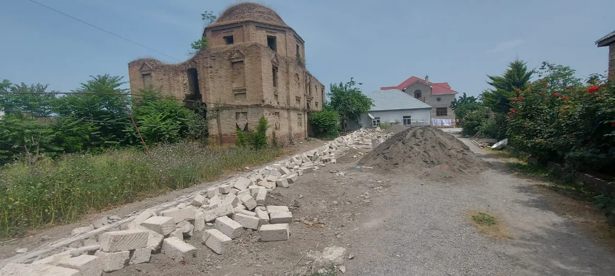 Xaçmazda tarixi abidənin mühafizə zonasında inşa olunan qanunsuz tikili sökülüb