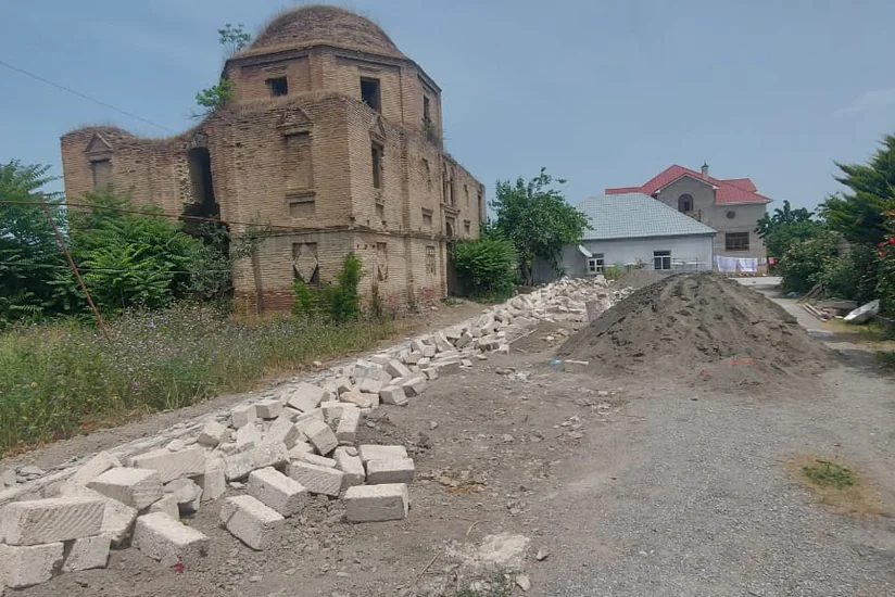 В Хачмазе снесли незаконное сооружение в охранной зоне исторического памятника