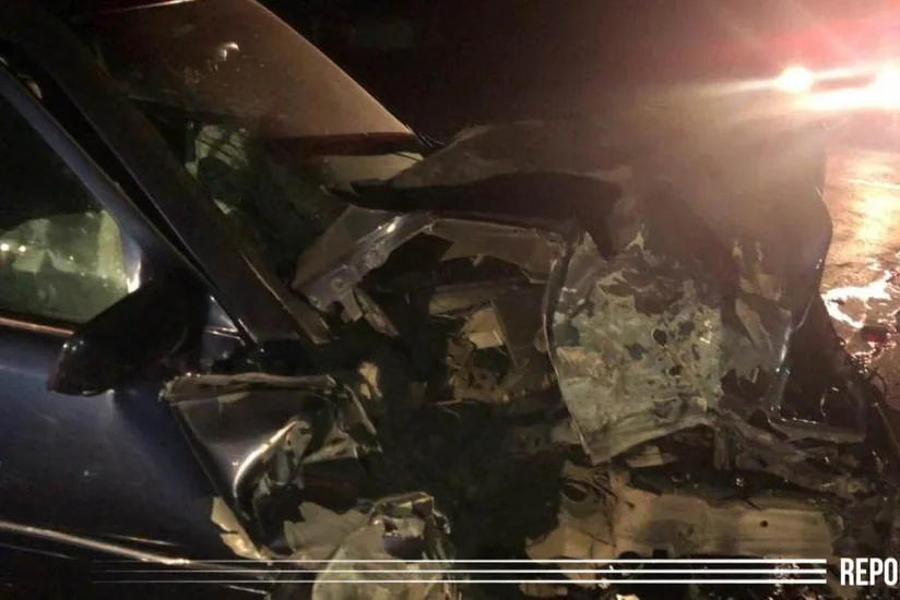 Abşeronda “Mercedes” yük maşınına çırpıldı, xəsarət alan var