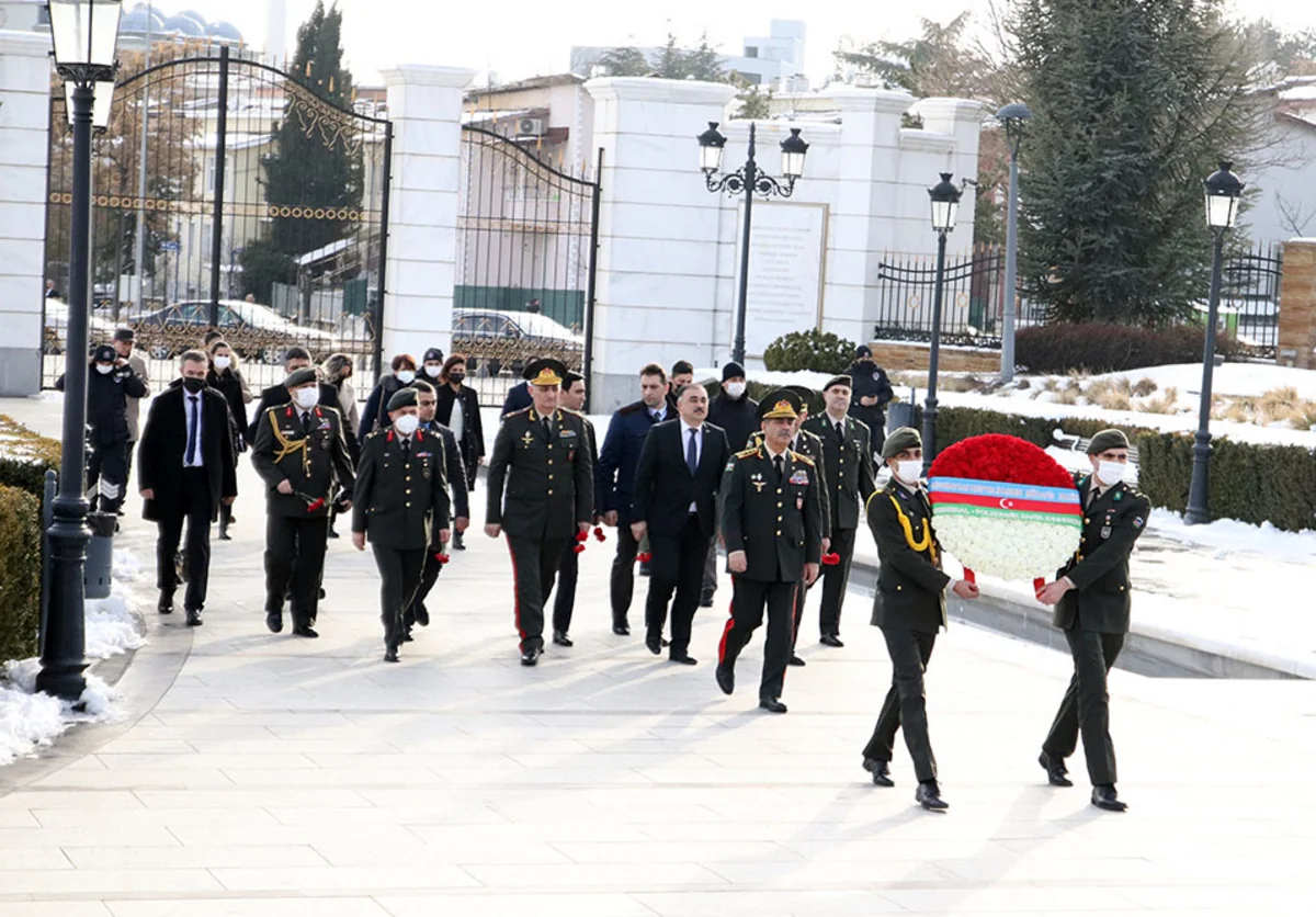 Zakir Həsənov Ankarada ulu öndərin abidəsini ziyarət edib