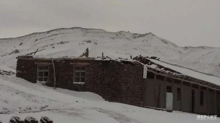 Güclü külək Qubada məktəbin damını uçurdu - FOTO