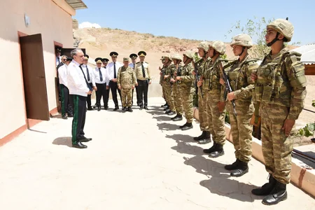 Baş Prokuror Naxçıvanda hərbi qulluqçulara hədiyyələr verib