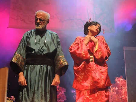 Rus Dram Teatrında Blisslər ailəsi eksentrik komediyasının premyerası olub