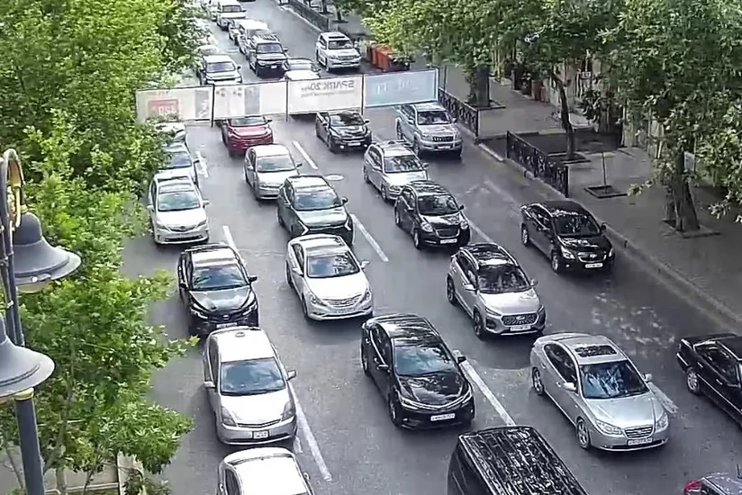 Bakının bəzi yollarında tıxac yaranıb - SİYAHI