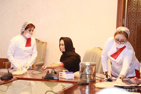 Allahşükür Paşazadə Aşura günü ilə bağlı qan verib - FOTO