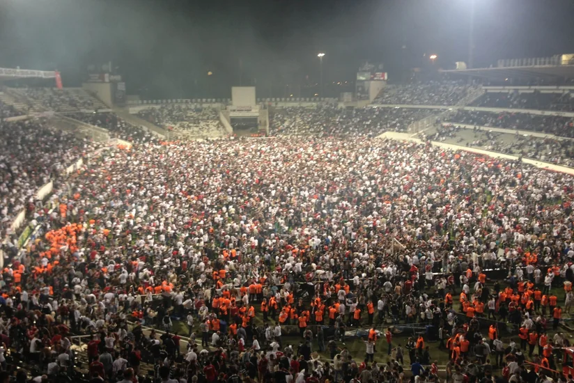 Polislər futbolçuları meydandan zirehli maşınla çıxarıblar
