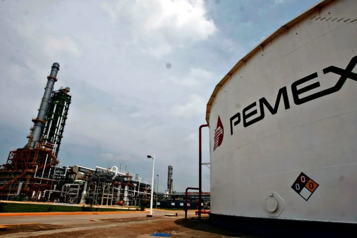 Pemex spending, crude output slashed in 2017 Mexican budget