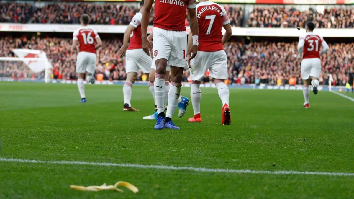Arsenalın oyunçusuna banan qabığı atan azarkeş 4 il stadionlara girə bilməyəcək