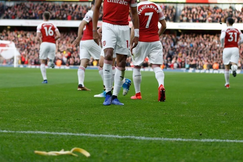 Arsenalın oyunçusuna banan qabığı atan azarkeş 4 il stadionlara girə bilməyəcək