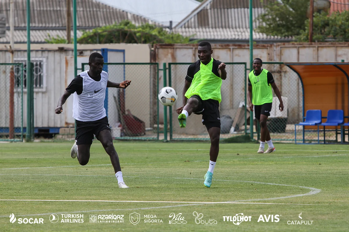 Neftçi seneqallı futbolçuları baxışa çağırıb