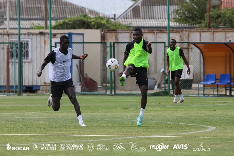 Neftçi seneqallı futbolçuları baxışa çağırıb
