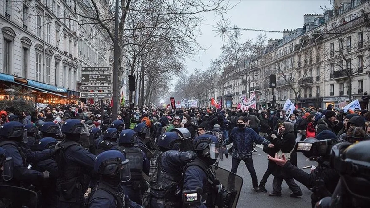 Профсоюзные активисты ворвались в здание Минтранса Франции с файерами