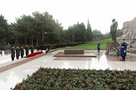 Daxili İşlər Nazirliyinin rəhbərliyi Heydər Əliyevin məzarını ziyarət edib