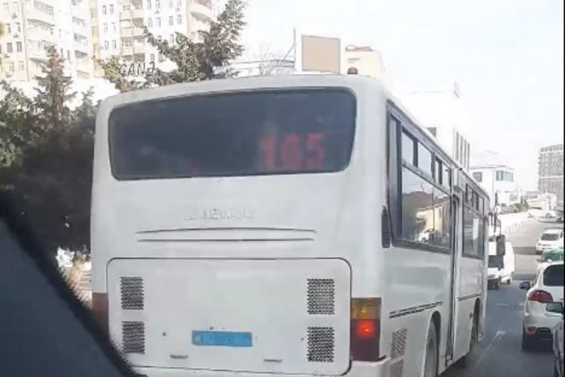 Bakıda əks yola çıxan avtobus qəzadan son anda qurtuldu - VİDEO